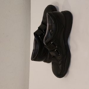 Maniqui Black leather comfort shoes, rubber soles , Size 7